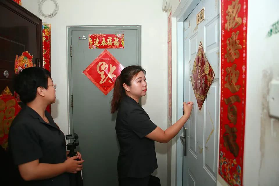 85岁老人行动不便 法官上门开庭
